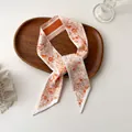 Foulard long en soie imprimé fleurs et papillons blanc et orange sur plateau bois - Papillon Floral Blanc Orange (I-9)