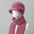 Detalle del conjunto de gorro y bufanda de punto con lentejuelas y lazo en maniquí - Rosa Viejo (Gorro Y Bufanda)