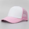 Vue détaillée du chapeau trucker en mesh rose et blanc avec bord incurvé et design cinq pans - Rose