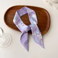 Lila twilly zijden sjaal met bloemen en strepen op een houten dienblad voor tassen - Paarse Bloemenstreep (R-18)