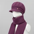 Vista detallada de conjunto de gorro y bufanda de punto púrpura con adornos de perlas - Gorro + Bufanda / Malva