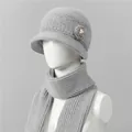 Detalle de gorro de punto gris con adorno floral y bufanda cálida a juego - Gorro Y Bufanda / Gris
