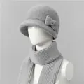 Detalle del conjunto de gorro y bufanda de punto gris con pelo de conejo y decoración - Gris (Gorro Y Bufanda)