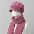 Detalle de conjunto de gorro y bufanda de punto rosa oscuro en una cabeza de maniquí - Gorro + Bufanda / Rosa Empolvado