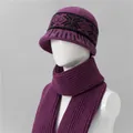 Detalle de conjunto de gorro y bufanda de punto violeta con patrones y textura acanalada - Malva / Sombreros y Bufandas