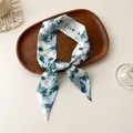 Foulard en soie bleu clair à imprimé fleuri présenté sur un plateau en bois - 100PD-101 / 7*100cm