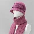 Detalle del conjunto de gorro y bufanda de punto cálido con motivo de copos de nieve - Rosa Empolvado / Sombreros y Bufandas