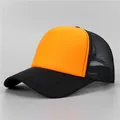 Détail d'une casquette de camionneur en filet orange et noir avec visière renforcée - Noir + Jaune