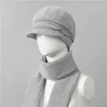 Detalle del gorro de punto gris con broche de perlas y conjunto de bufanda a juego - Gorro + Bufanda / Gris