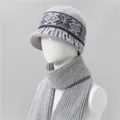 Detalle de conjunto de gorro y bufanda de punto gris con patrones geométricos y textura suave - Gris / Sombreros y Bufandas