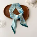 Blauw-groene zijden sjaal met bladprint en tekst 'new me fall' op houten dienblad - Blauwgroen Bladpatroon (T-20)