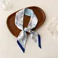 Zijden sjaal met blauwe bloemenprint elegant geknoopt op houten dienblad - Blauw Wit Botanisch Bloemen (U-21)