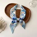 Foulard en soie bleu à motif floral avec élégante décoration de texte manuscrit - 100PD-103 / 7*100cm