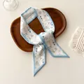 Smalle zijden twilly met blauwe bloemen-konijn print op roomwitte basis voor tassen - Blauw Wit Konijn Bloemen (V-22)