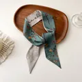 Petit foulard en soie bleu avec imprimé floral vintage pour sacs à main élégants - 100PD-104 / 7*100cm