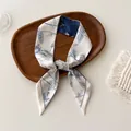 Elegante witte twilly sjaal met blauwe bloemenprints op een houten dienblad - Blauw Wit Handgetekend Bloemen (W-23)
