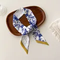 Smalle zijden twilly sjaal met blauwe bloemenprint en gele bies op houten dienblad - Blauw Wit Bloemen Gele Rand (X-24)