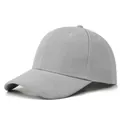 Detailaufnahme der Belüftungslöcher und Nähte einer grauen Baseballkappe - Verstellbar / Hellgrau