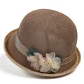 Eleganter Damen-Strickhut in Kaffee-Farbe mit Satinblumen-Deko vor weißem Hintergrund - M(56-58cm) / Khaki