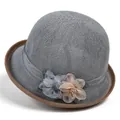 Detaillierte Strickstruktur und zartes Blumendekor auf einem eleganten grauen Sonnenhut - M(56-58cm) / Grau