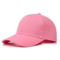 Detail einer rosa Baumwoll-Baseballkappe mit Sechs-Panel-Naht und gebogener Krempe - Verstellbar / Rosa