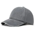 Dettaglio del tessuto in cotone grigio lavato e cuciture di un cappello da baseball a 6 pannelli - Regolabile / Grigio