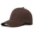 Detailansicht der Nähte und Belüftungsösen an einer braunen Twill-Baumwoll-Baseballkappe - Verstellbar / Kaffeebraun