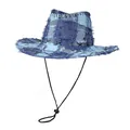 Dettaglio cappello da cowboy in denim patchwork con bordi sfrangiati e laccetto - M(56-58cm) / Blu
