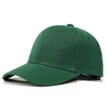 Detailaufnahme des dunkelgrünen Baumwollgewebes und der Nähte an der klassischen Baseballkappe - Verstellbar / Dunkelgrün