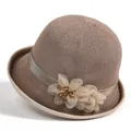 Eleganter Damen Strick-Glockenhut in Dunkelbraun mit Tüllblume und Sonnenschutz - M / Khaki