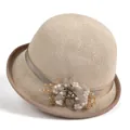 Eleganter Sommer-Glockenhut für Damen in Beige mit Blumen- und Perlenverzierung - M / Beige