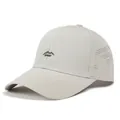 Detailansicht der hellgrauen Mesh-Baseballkappe mit lasergeschnittenen Belüftungslöchern - Verstellbar / Beige