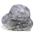 Détail d'un chapeau de soleil gris avec broderie et un grand nœud en organza chic - M (56-58cm) / Gris