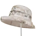 Detailopname van de elegante organza bloemenstof en het metalen modelabel op de dameshoed - M / Beige