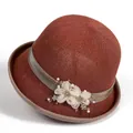 Nahaufnahme eines eleganten dunkelroten Sonnenhuts mit Seidenband und weißen Stoffblumen - M (56-58cm) / Orange