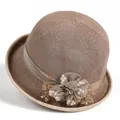 Detailansicht eines Sommer-Sonnenhuts mit elegantem Blumendekor und Perlenakzenten - M / Khaki