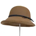 Bruine strooien zonnehoed in Hepburn-stijl met zwart lint en strik op een witte standaard - M(56-58cm) / Khaki