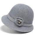 Detailansicht grauer Strick-Sonnenhut mit elegantem Blumenschmuck und Perlenverzierung - M (56-58cm) / Grau