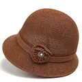 Detailaufnahme des braunen Web-Fischerhuts mit dekorativer Blumen-Perle und Strass-Verzierungen - M (56-58cm) / Karamellbraun