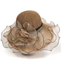 Détail d'un chapeau d'été élégant avec grande fleur en organza et bord contrasté - M (56-58cm) / Kaki