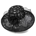 Detailansicht des schwarzen Organza-Sonnenhuts mit weißem Buchstabendruck und Blumendeko - M (56-58cm) / Schwarz