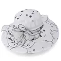Detail eines weißen Organza-Sonnenhutes mit schwarzem Buchstabendruck und Schleife - M (56-58cm) / Weiß