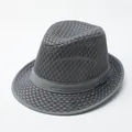 Detalle de la tela de malla transpirable y la cinta en un sombrero fedora gris oscuro - M / Gris oscuro