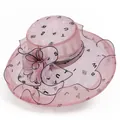 Detailansicht des rosa Organza Sonnenhuts mit Buchstabendruck und großer Blumenverzierung - M (56-58cm) / Rosa