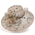 Detail eines eleganten Sonnenhuts in Apricot mit Organza-Blume und Buchstaben-Muster - M (56-58cm) / Khaki