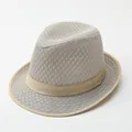 Vista detallada del sombrero Fedora de malla gris claro transpirable con cinta decorativa - M / Beige