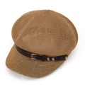 Details der gewebten Khaki-Strohmütze mit braunem Lederband und goldener Gürtelschnalle - M / Khaki