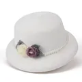Detail van handgemaakte stoffen bloemen en parelketting op een witte strohoed - M / Wit