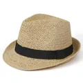 Detailopname van een lichtgewicht geweven strohoed met een klassiek zwart grosgrain lint - Volwassen maat (56-58cm) / Beige