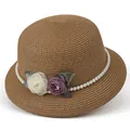 Gedetailleerde close-up van strohoed met parelketting en stoffen bloemdecoraties - M / Khaki